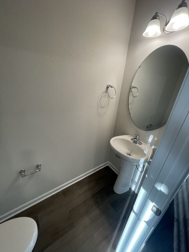 Building Photo - 2 bd 2.5 ba townhome
