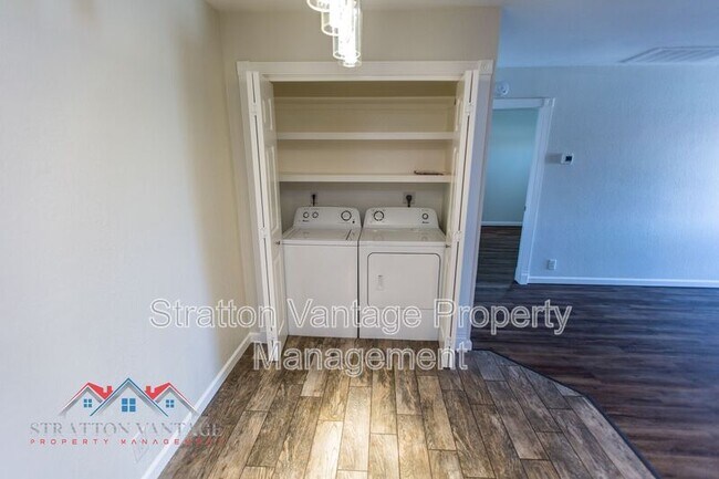 Building Photo - 427 W Pontiac Dr