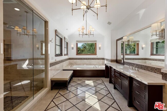 Building Photo - 2134 La Mesa Dr