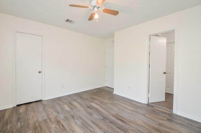 Building Photo - 15614 Dawnbrook Dr