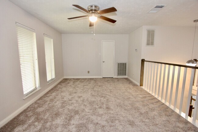 Building Photo - 3015 Green Fields Dr