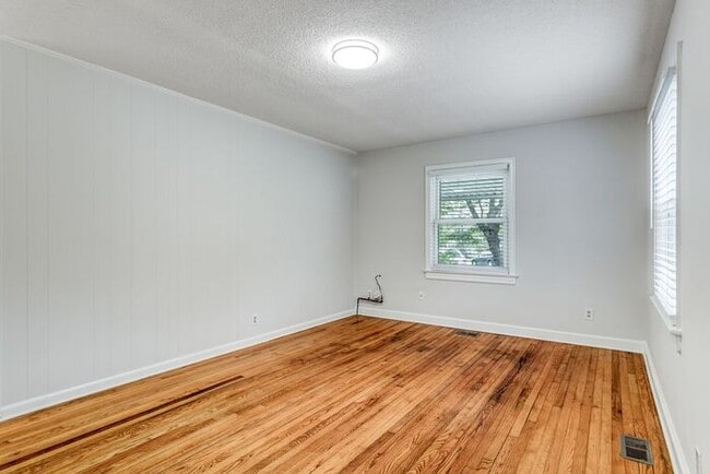 Building Photo - 2 Bed, 2 Bath in the Garden Homes neighborhood of Greensboro!