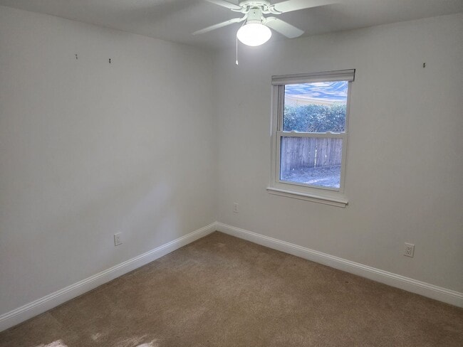 Building Photo - Recently renovated and ready to move in.