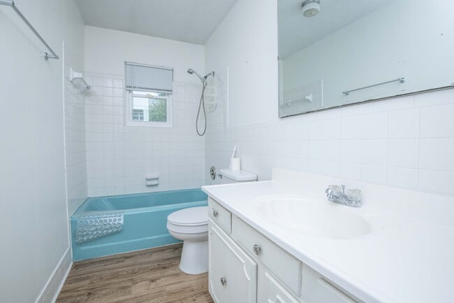 Building Photo - 805 Goldfinch Ave