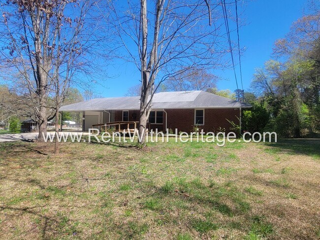 Building Photo - GRAMPA'S BUNGELOW - AWESOME BRICK RANCH WITH FULL UNFINISHED BASEMENT / GREAT LOCATION