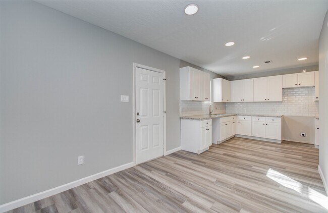 Building Photo - 9414 Lanewood Dr