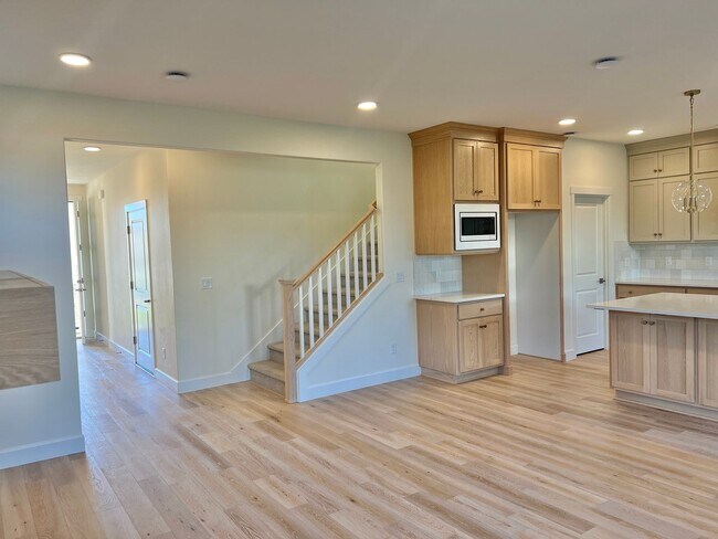 Building Photo - Gorgeous Ridgefield Home w/ full guest sui...