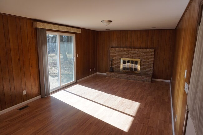 Building Photo - 641 Orchard Dr W