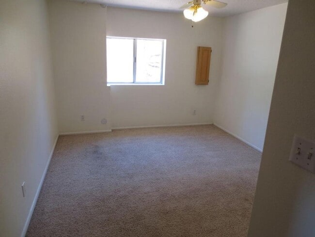 Building Photo - Large Home in Bloomington Hills