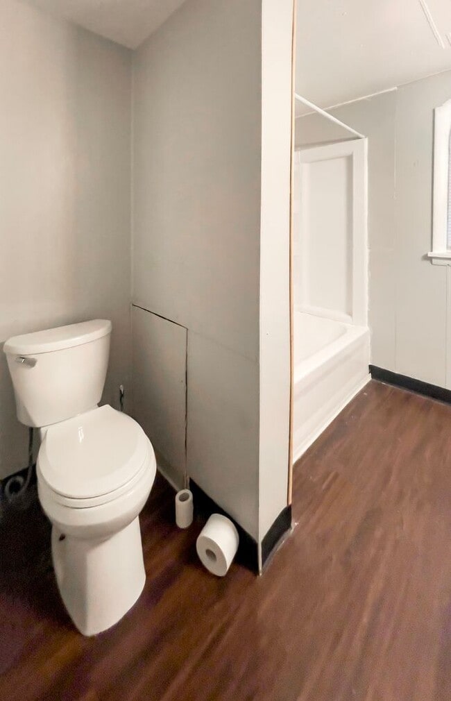 Building Photo - PRELEASING for AUGUST! Close to Campus: Washer and Dryer Included