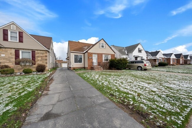 Building Photo - Beautiful Home in South Euclid