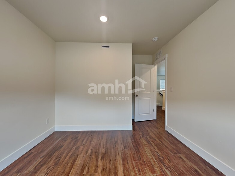 Building Photo - 1067 S Jillian Ave