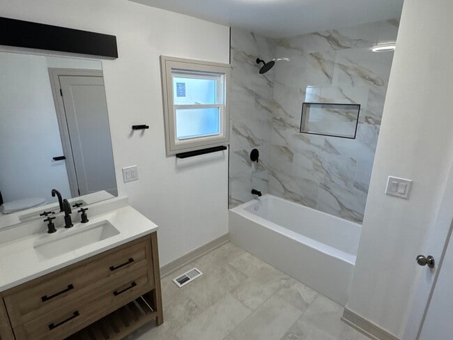 Building Photo - 7812 S Paxton Ave