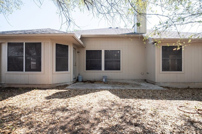 Building Photo - Spacious 4 Bedroom, 2 Bath, 1-Story Home i...