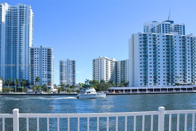 Building Photo - 1000 Parkview Dr