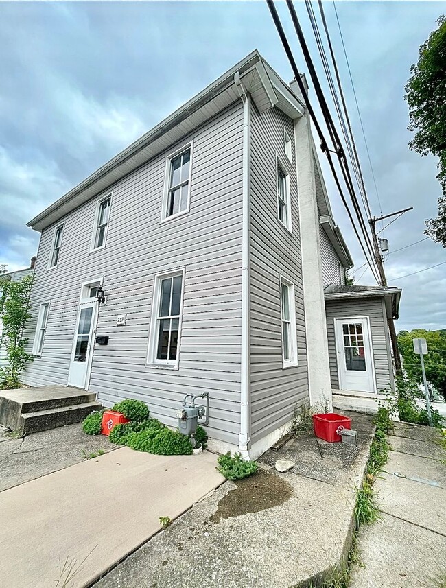 Building Photo - Large 3 Bedroom Single Family Home - Belle...