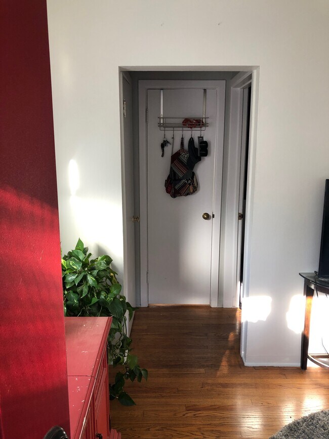 Building Photo - 3023 E 5th St