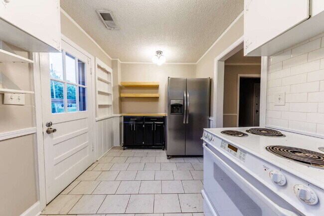 Building Photo - **NOW AVAILABLE!** 2 Bed, 1 Bath Inglewood...