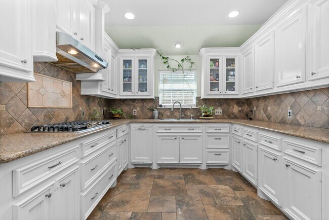 Building Photo - 631 Apache St