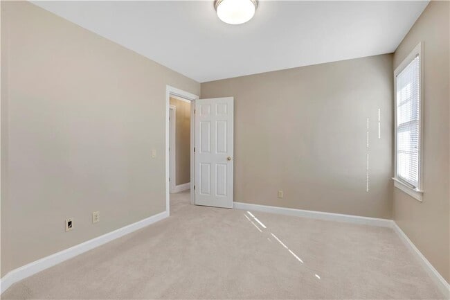 Building Photo - 2020 Oak Ln