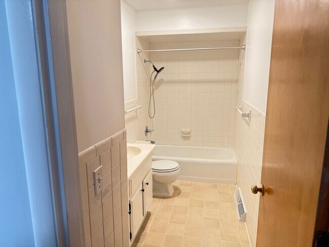 Building Photo - Extremely sharp 3 BR home in Normal