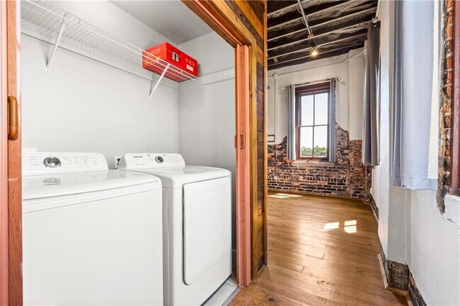 Building Photo - 558 St Francis St