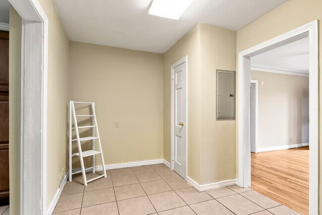 Building Photo - 1630 1st Ave