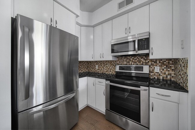 Building Photo - Beautiful 2 Bed 2 Bath Condo in Dilworth!