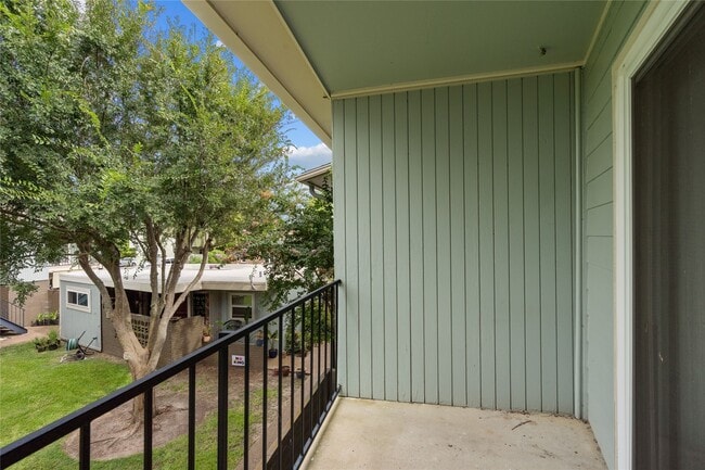 Building Photo - 102 The Strand