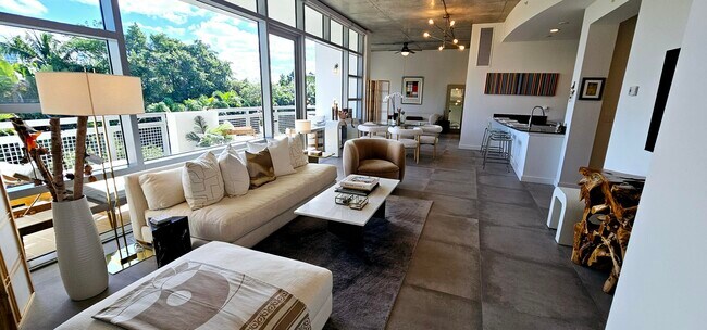 Building Photo - 365 SE 6th Ave