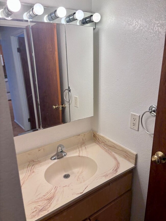 Building Photo - AVAILABLE NOW | 2 Bedroom, 1 Bathroom Townhome | Located at Waiau Garden Court Community | Includ...