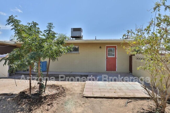 Building Photo - 2110 S Granada Dr