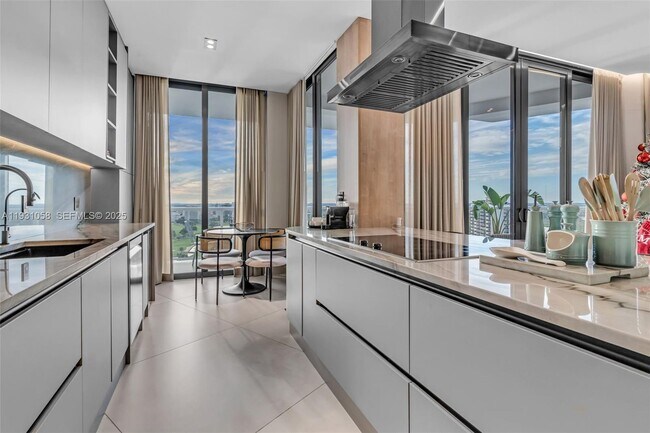 Building Photo - 20281 E Country Club Dr