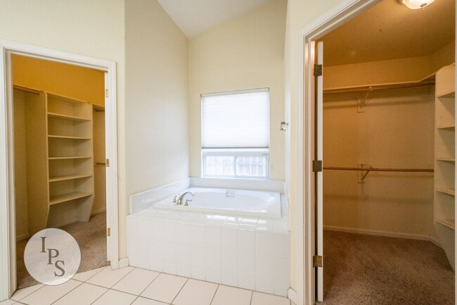 Building Photo - NorthWest Fresno Home, 3BR/2BA, Built 1998...