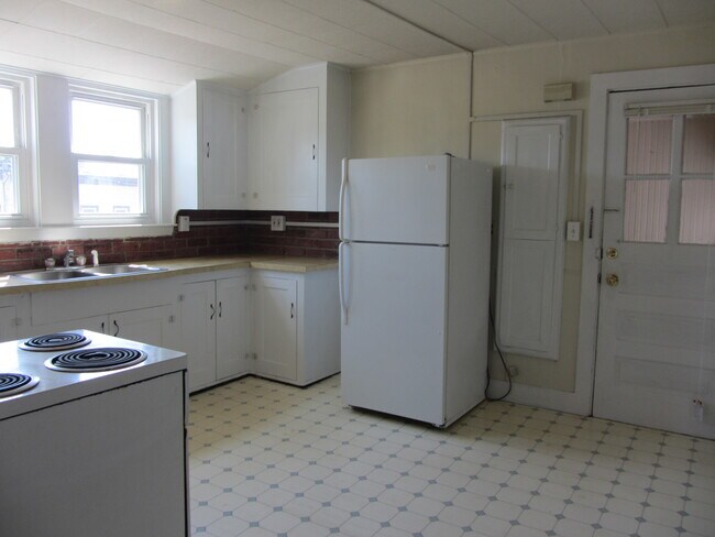 Building Photo - 14 Bradbury St