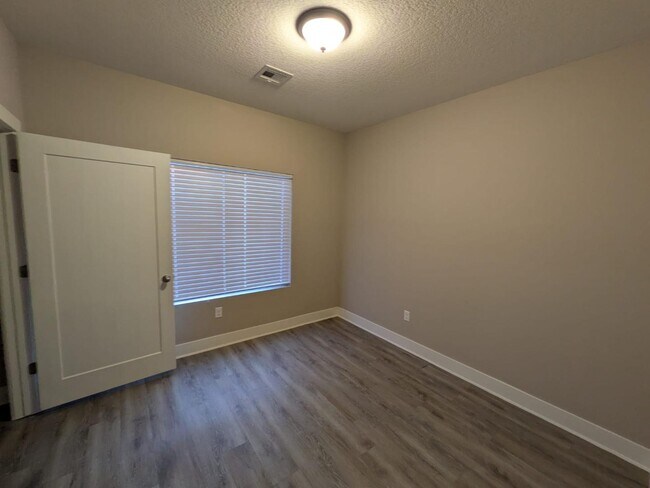 Building Photo - 5224 N Cypress St