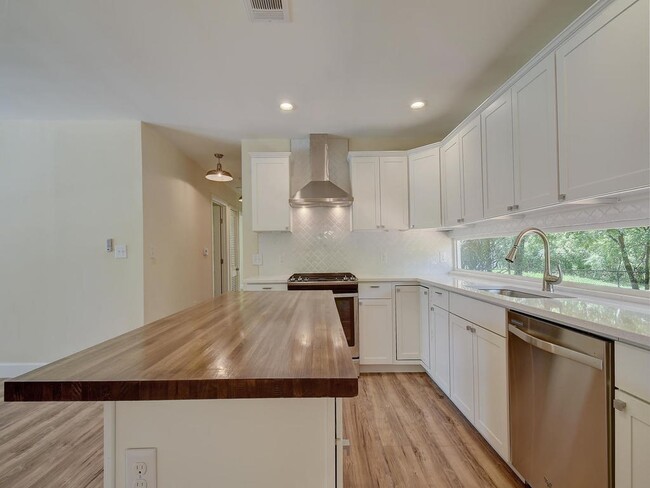 Building Photo - Fantastic Home - Windsor Park