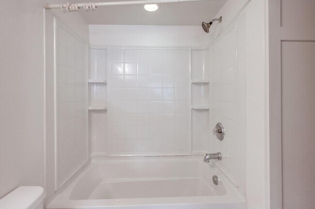 Building Photo - Available Now! Tri-Level 3 Bedroom 3.5 Bath Townhome!!