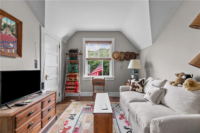 Building Photo - 132 Ruggles Ave