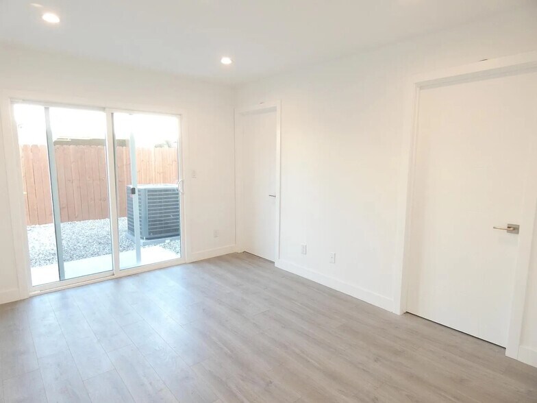 Building Photo - 10837 Blix St