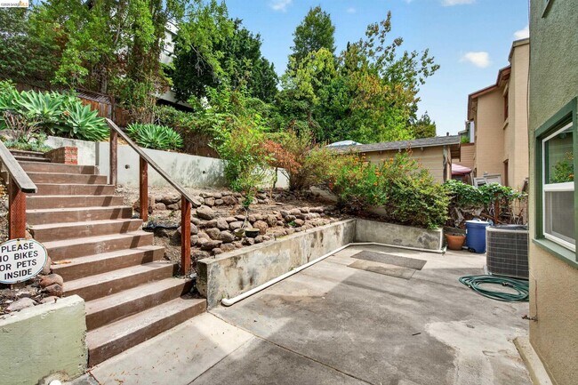 Building Photo - 846 Mandana Blvd