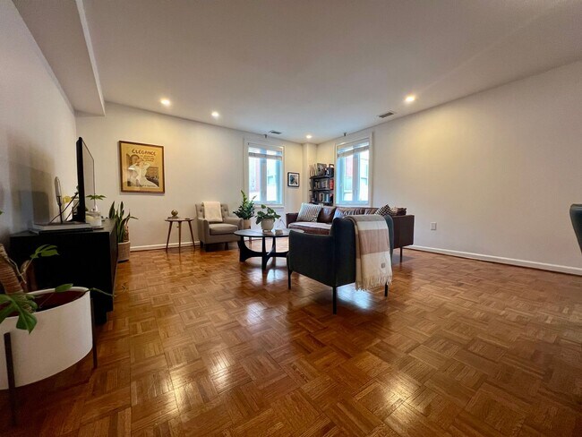 Building Photo - Gorgeous 2-Bed/2-Bath Condo in the Heart of Old City! Available August 1st!