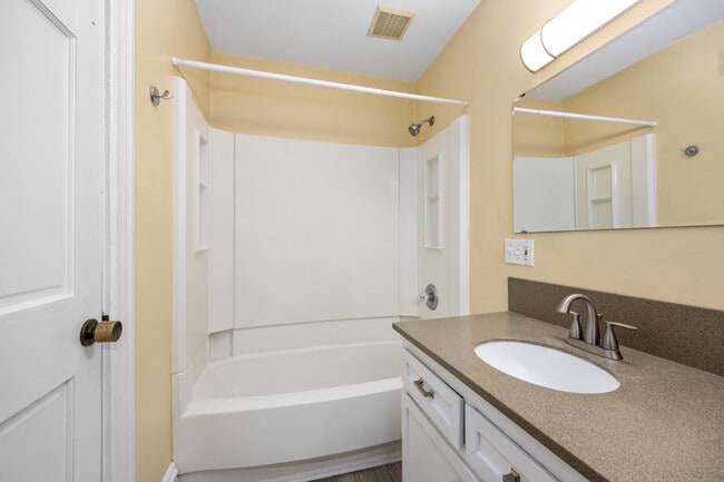 Building Photo - 647 Fairview Ave NE