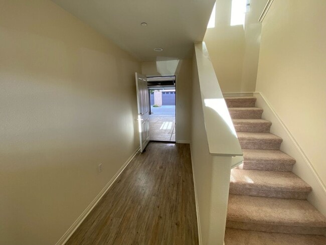 Building Photo - Spacious Condo 3 bedrooms, 2 bathrooms Built 2016