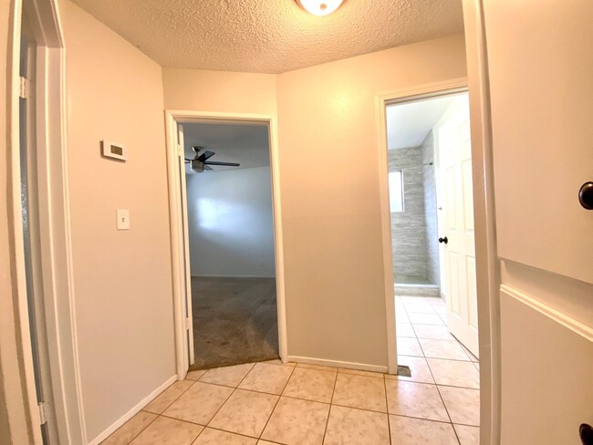 Building Photo - $2,100 Charming 3 Bedroom Home With 2 Livi...