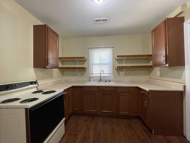 Building Photo - 2 bed, 1 bath with fenced in yard