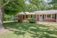 Building Photo - Charming 3-Bed / 1.5-Bath Ranch Home with large Yard & Off-Street Parking – Near White Oak Crossing