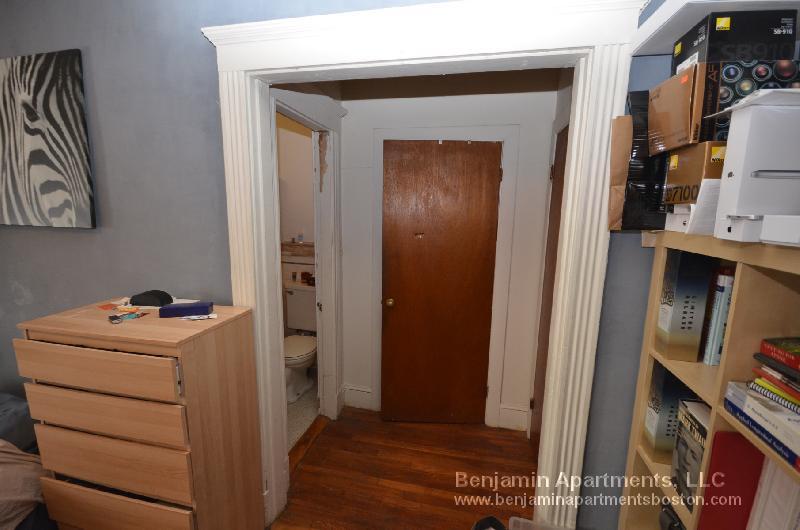 Building Photo - 235 Park Dr