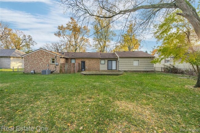 Building Photo - 2360 Pine View Dr