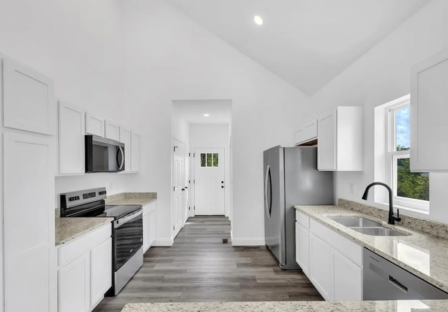 Building Photo - OPEN CONCEPT LIVING!!